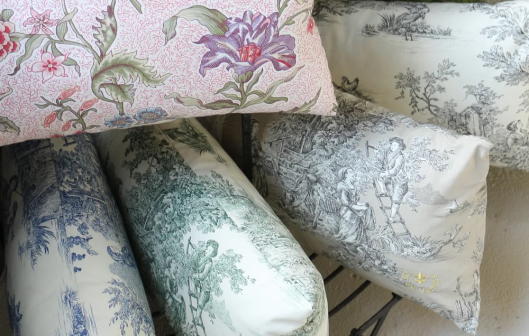 Discover our collection of square or rectangular cushions in linen, cotton, silk or wool.