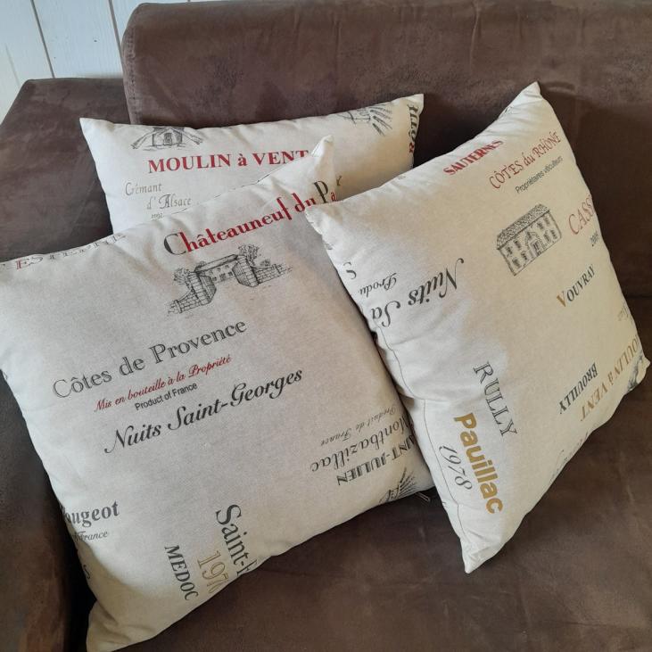 Magnificent cushion on the theme of wine in linen printed with the great wines of the French regions.