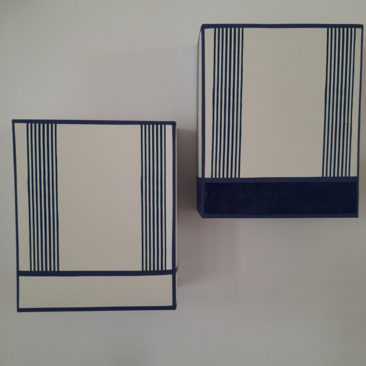 Give the sea a chic and elegant look with the rectangular Yacht Club wall light in greige and navy.