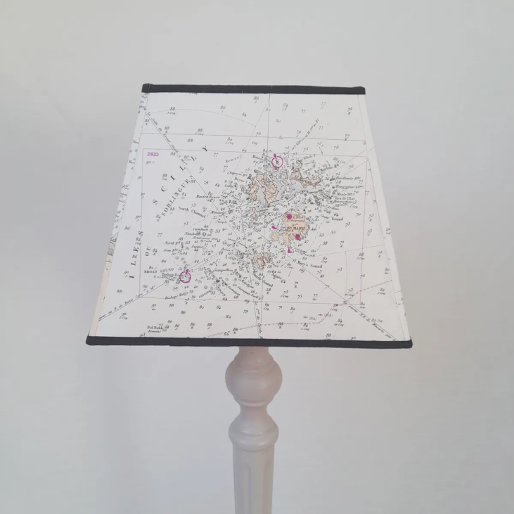 Rectangular lampshade handmade in our workshop in Brittany with an old navy map edged in black. 20 to 30 cm and made to measure.
