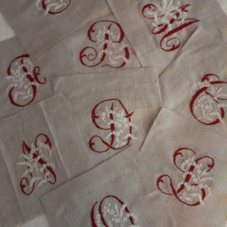 Piece of natural linen embroidered with a cherry red and ecru monogram, 20x20 cm.