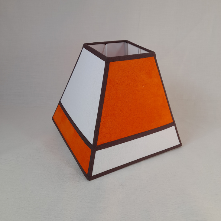 Abat-jour blanc et orange carré pyramide en lin blanc et suédine orange fabriqué à la main dans notre atelier en France.