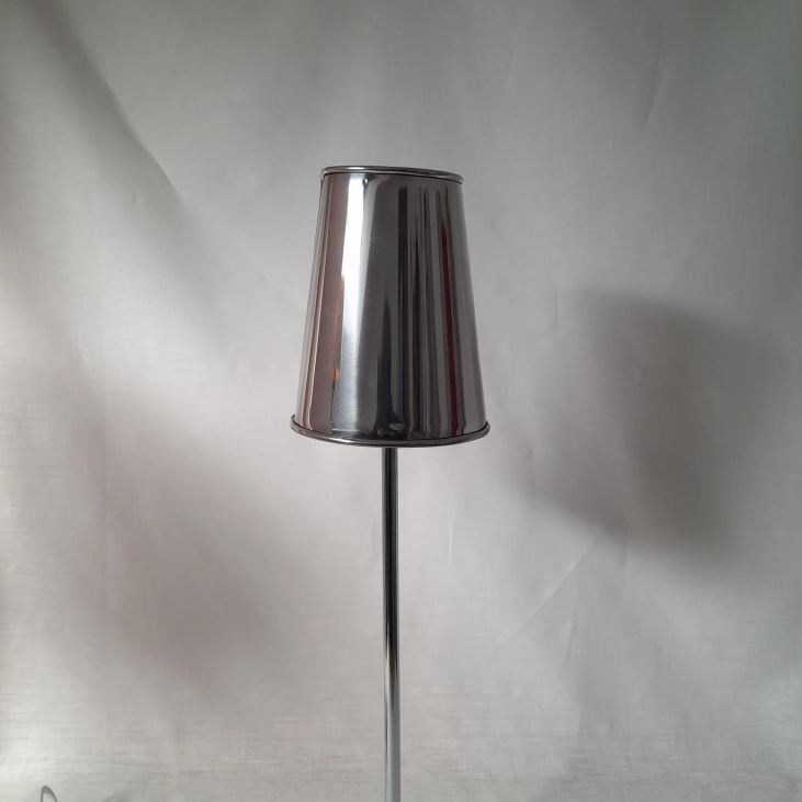 Pour ceux qui recherchent un abat-jour en métal à poser sur une lampe sur pied. La brillance du métal de l'abat-jour donne un style comptemporain pour un look industriel.