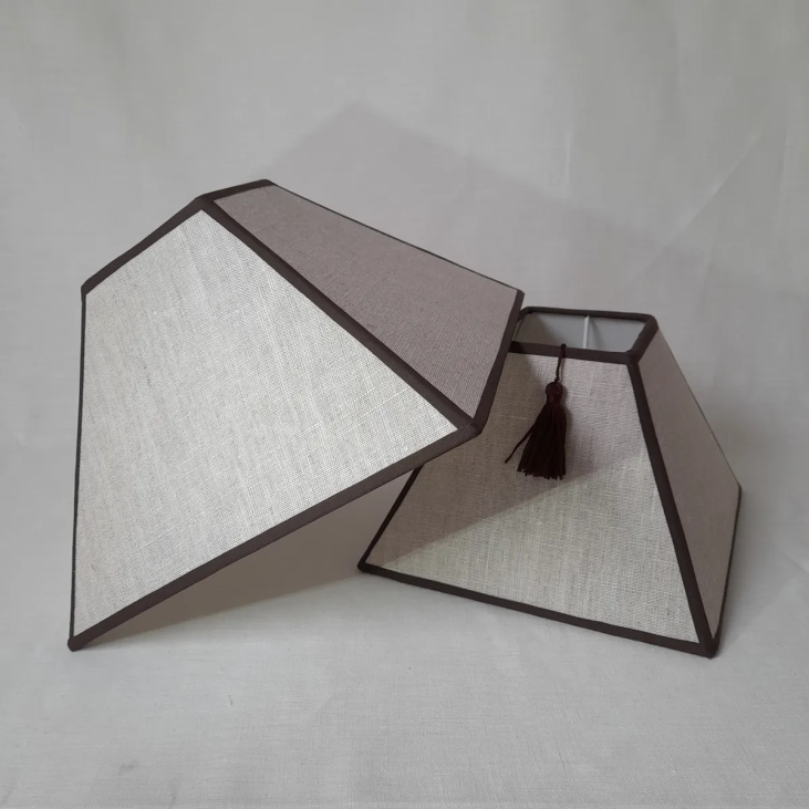 Abat-jour carré pyramidal en lin naturel chiné gansé d'un galon marron wengé. A partir de 20 cm.