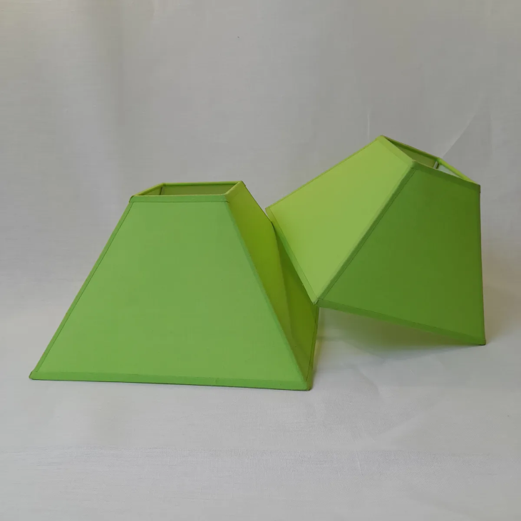 Abat-jour carré pyramidal vert pomme en coton pour lampe de table.