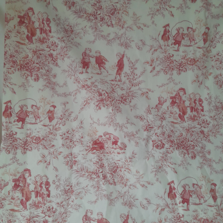 Inspiré de scènes enfantines, le tissu en Toile de Jouy en coton imprimé rose PARC MONCEAU est idéal pour toutes sortes confections.