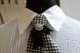 Détail de la Cravate Melle Coco en flanelle pied de poule noir et blanc, création CG DE VANNES